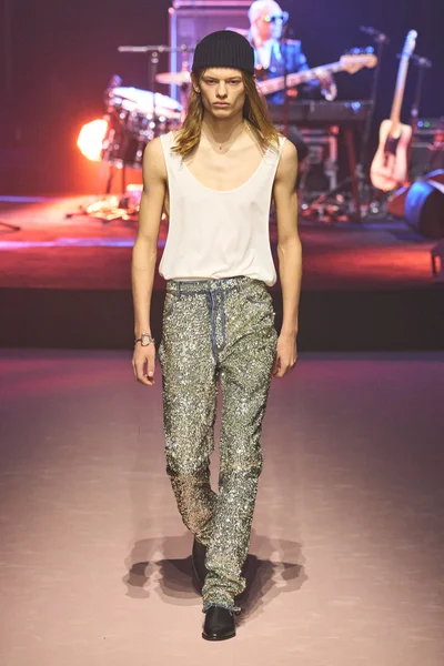 Look 48